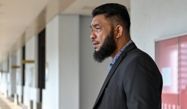 Penulis blog Wan Muhammad Azri Wan Deris atau lebih dikenali sebagai Papagomo hadir di Mahkamah Sesyen/Foto BERNAMA