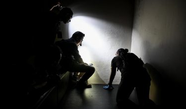Pasukan KL Strike Force PDRM dengan kerjasama Jabatan Agama Islam Wilayah Persekutuan (Jawi) dan Dewan Bandaraya Kuala Lumpur (DBKL) melakukan serbuan di sebuah pusat kesihatan yang dijadikan lokasi aktiviti seksual songsang di Chow Kit/foto BERNAMA