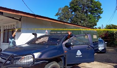 Kenderaan Forensik Polis mengeluarkan mayat seorang wanita yang dipercayai dibunuh suaminya dari sebuah rumah di Kampung Paku, Gual Ipoh/foto BERNAMA