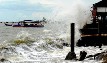 Fenomena air pasang besar dijangka melanda negeri Melaka bermula Isnin hingga 9 Disember/foto BERNAMA