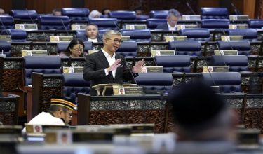 Menteri Pelaburan, Perdagangan dan Industri, Tengku Datuk Seri Zafrul Abdul Aziz menjawab soalan pada Mesyuarat Ketiga Penggal Ketiga, Parlimen ke-15 Dewan Rakyat di Parlimen, hari ini/foto BERNAMA