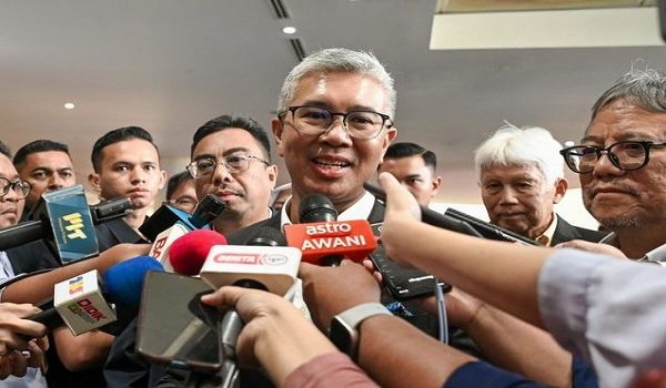 Tengku Datuk Seri Zafrul ketika ditemui media selepas Majlis Pelancaran Kenderaan Elektrik Pertama Perodua, QV-E di Kuala Lumpur