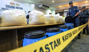 Timbalan Ketua Pengarah Kastam (Penguatkuasaan dan Pematuhan) Datuk Sazali Mohamad menunjukkan rampasan barangan dadah ketamin seberat 260 kilogram (kg) bernilai RM15.6 juta pada 21 Nov lepas/FOTO BERNAMA