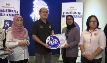 Datuk Ngwe Hee Sem ketika menyampaikan plak dan Sijil Bersih dan Selamat (BeSS) di Bukit Baru, Melaka