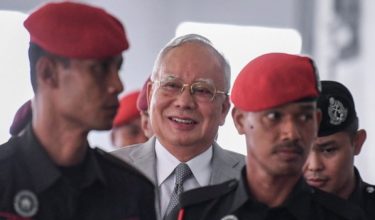 Bekas Perdana Menteri Datuk Seri Najib Tun Razak (dua, kiri) hadir bagi sambungan prosiding sebutan kes penyelewengan dana 1Malaysia Development Berhad (1MBD) di Mahkamah Tinggi/FOTO BERNAMA