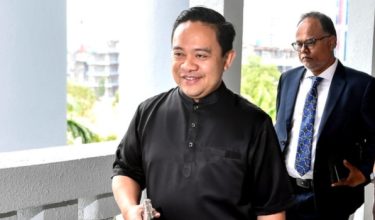 Bekas Ketua Penerangan Bersatu Datuk Wan Saiful Wan Jan (kiri) keluar dari Mahkamah Sesyen hari ini selepas sebutan kes beliau yang membabitkan dua pertuduhan meminta dan menerima rasuah berjumlah RM6.9 juta berkaitan projek Jana Wibawa/FOTO BERNAMA