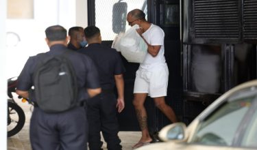 Mahkamah Tinggi hari ini, memerintahkan tiga lelaki termasuk seorang doktor untuk membela diri atas pertuduhan membunuh seorang lelaki warga asing pada 2019 / Foto Bernama