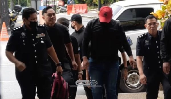 Beberapa individu diiringi anggota polis hadir ke Kompleks Mahkamah Kuala Lumpur hari ini bagi dakwaan menyertai perhimpunan yang menyalahi undang-undang, dalam insiden kekecohan di Kampung Sungai Baru September lepas