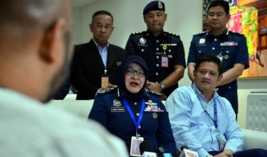 Datuk Anis Rizana Mohd Zainudin dalam sidang media selepas meninjau operasi bersama media di KLIA Terminal 1/ BERNAMA