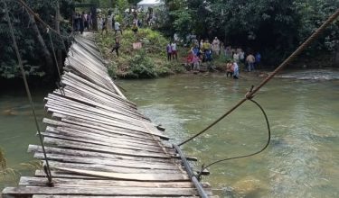 Jambatan di Lata Rek, Kuala Krai runtuh/ Foto orang awam