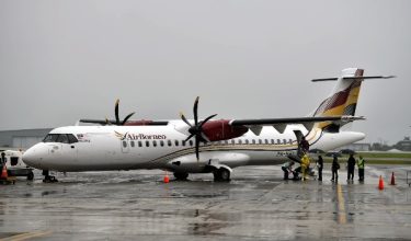 Pesawat AirBorneo DHC6-400 sebelum berlepas dari Lapangan Terbang Antarabangsa Kuching hari ini/Foto BERNAMA