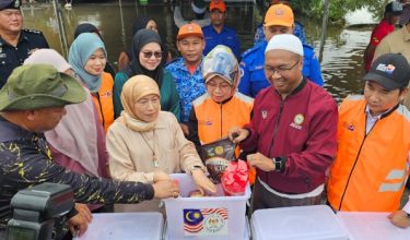 Datuk Seri Nancy Shukri melawat pusat pemindahan sementara (PPS) Surau Ar Rahman, Kampung Sungai Batu