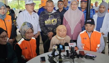 Datuk Seri Nancy Shukri pada sidang media selepas melawat pusat pemindahan sementara (PPS) Surau Ar Rahman, Kampung Sungai Batu