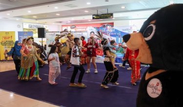 Pelancong teruja mempamerkan kebolehan menari tarian tradisional bersama para penari Dewan Bandaraya Kuala Lumpur (DBKL) sempena sambutan Tahun Melawat Malaysia 2026 di Balai Ketibaan TBS/ BERNAMA
