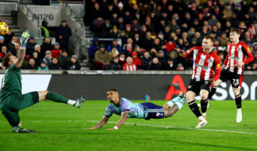 Penyerang Arsenal, Gabriel Jesus menjaringkan gol penyamaan ketika menentang Brentford pada Rabu / Foto REUTERS