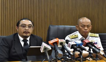 Presiden Pusat Pengajian Pertahanan Nasional (Puspahanas) Laksamana Madya Datuk Sabri Zali (kanan) bersama penasihat perundangan beliau, Muhammad Firdaus Jumaludin pada sidang media hari ini/ Foto BERNAMA