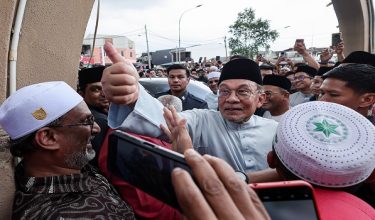 Perdana Menteri Datuk Seri Anwar Ibrahim menyantuni jemaah selepas menunaikan solat Jumaat di Masjid Jumhuriah, Taman Dato Harun hari ini/ Foto BERNAMA