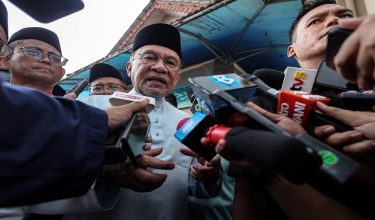 Perdana Menteri Datuk Seri Anwar Ibrahim bercakap pada media selepas hadir menunaikan solat Jumaat di Masjid Jumhuriah, Taman Dato Harun hari ini/ Foto BERNAMA