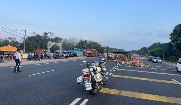 0202 KTN KEMALANGAN EMPAT KENDERAAN