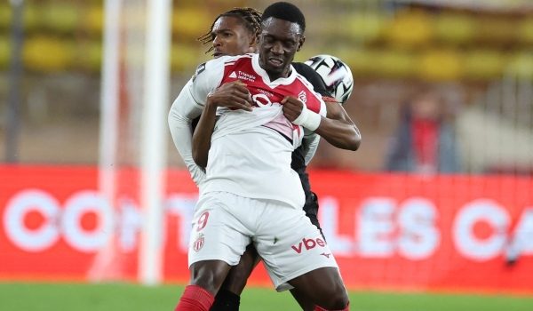 Penyerang AS Monaco, Folarin Balogun (kiri), bersaing merebut bola dengan pertahanan Rennes, Jeremy Jacquet, dalam aksi Ligue 1 di Stadium Louis II/Foto AFP