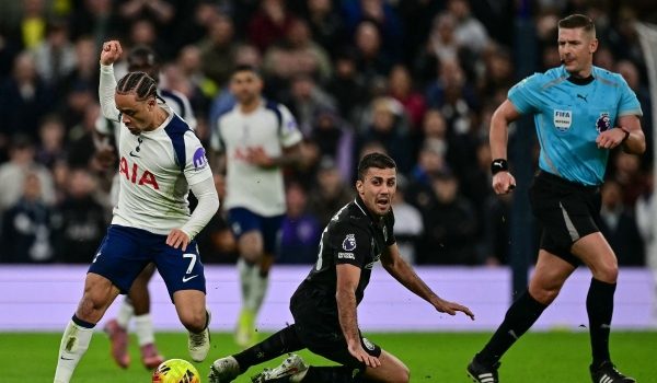 Rodri (tengah) bertembung dengan Xavi Simons dalam aksi Tottenham Hotspur menentang Manchester City/Foto AFP