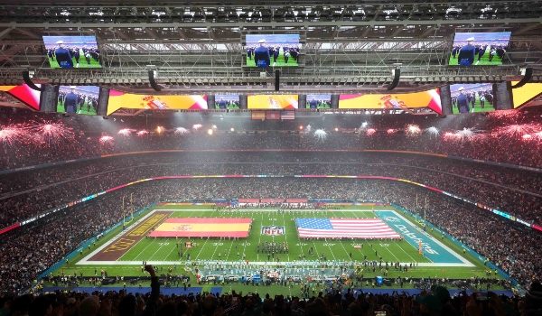 Bendera Sepanyol dan Amerika Syarikat dipaparkan di padang sebelum perlawanan NFL di Stadium Santiago Bernabeu, Madrid/Foto REUTERS