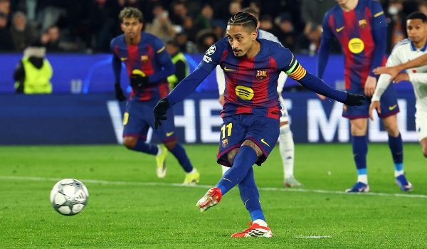 Raphinha menjaringkan gol ketiga Barcelona menerusi sepakan penalti dalam aksi Liga Juara-Juara Eropah menentang FC Copenhagen di Camp Nou/Foto REUTERS