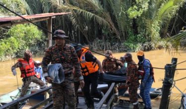 Operasi mencari dan menyelamat menemukan jasad kanak-kanak enam tahun terapung di Sungai Daro, selepas dilaporkan hilang sejak semalam, petang tadi.