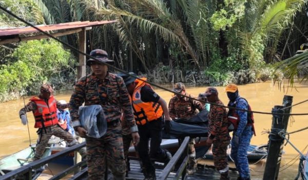 Operasi mencari dan menyelamat menemukan jasad kanak-kanak enam tahun terapung di Sungai Daro, selepas dilaporkan hilang sejak semalam, petang tadi.