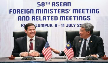 Menteri Luar Malaysia, Datuk Seri Mohamad Hasan (kanan) bersama Setiausaha Negara AS, Marco Rubio, pada majlis pemeteraian MoU sempena Mesyuarat Menteri-Menteri Luar ASEAN ke-58 di Pusat Konvensyen Kuala Lumpur,