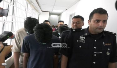 Kesemua tertuduh diiringi polis ketika tiba di mahkamah