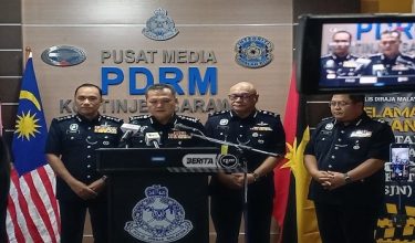 Datuk Mancha Ata bercakap  dalam sidang media di Ibu Pejabat Polis Kontinjen Sarawak di Kuching