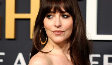 Pelakon utama filem Madame Web, Dakota Johnson tiba untuk Saturday Night Live 50: The Anniversary Special di 30 Rockefeller Plaza, New York City. / Foto REUTERS