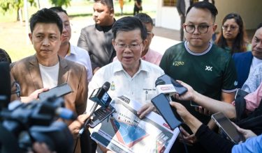 Ketua Menteri Pulau Pinang Chow Kon Yeow (tengah) menunjukkan lakaran menaik taraf Kompleks Sukan dan Rekreasi Sony pada majlis pecah tanah hari ini/Foto Facebook Menteri Pulau Pinang