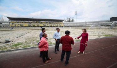 Pengerusi Jawatankuasa Perumahan dan Kerajaan Tempatan Negeri, Sandrea Ng Shy Ching (dua, kiri), melihat keadaan padang bola sepak ketika meninjau kerja-kerja menaiktaraf di Stadium Perak Darul Ridzuan / BERNAMA