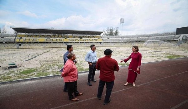 Pengerusi Jawatankuasa Perumahan dan Kerajaan Tempatan Negeri, Sandrea Ng Shy Ching (dua, kiri), melihat keadaan padang bola sepak ketika meninjau kerja-kerja menaiktaraf di Stadium Perak Darul Ridzuan / BERNAMA