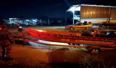 Anggota bomba menggunakan bot dalam operasi pencarian lelaki lemas. / Foto JBPM Pahang