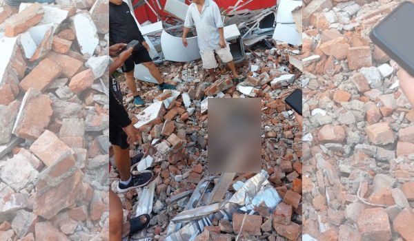 Mayat seorang mangsa masih berada di bawah runtuhan selepas sebuah bangunan milik Majlis Sukan Kebangsaan Indonesia (KONI) di Manado, Sulawesi Utara, rosak akibat gempa bumi kuat bermagnitud 7.4 pada 2 April 2026.