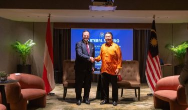 Mesyuarat dua hala Timbalan Menteri Luar, Datuk Lukanisman Awang Sauni bersama Timbalan Menteri Hal Ehwal Eropah dan Antarabangsa Republik Austria, Sepp Schellhorn. Foto Facebook Wisma Putra.