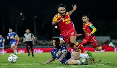 PETALING JAYA, 11 April -- Pemain Selangor FC Chrigor Moraes diasak ketika menentang pasukan Sabah FC pada saingan Liga Super Malaysia 2025/2026 di Stadium Majlis Bandaraya Petaling Jaya malam ini.

Keputusan penuh perlawanan Selangor FC 1-1 Sabah FC.

--fotoBERNAMA (2026) HAK CIPTA TERPELIHARA