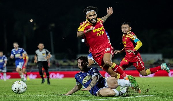 PETALING JAYA, 11 April -- Pemain Selangor FC Chrigor Moraes diasak ketika menentang pasukan Sabah FC pada saingan Liga Super Malaysia 2025/2026 di Stadium Majlis Bandaraya Petaling Jaya malam ini.

Keputusan penuh perlawanan Selangor FC 1-1 Sabah FC.

--fotoBERNAMA (2026) HAK CIPTA TERPELIHARA