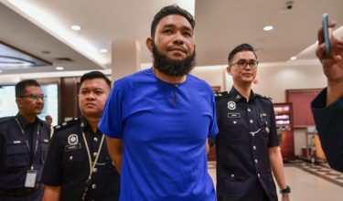 Blogger Wan Muhammad Azri Wan Deris atau Papagomo dihadapkan ke mahkamah hari ini atas pertuduhan menghasut yang mendatangkan kebencian terhadap Yang di-Pertuan Agong Sultan Ibrahim/Foto BERNAMA