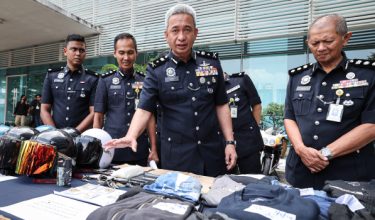 Ketua Jabatan Siasatan Jenayah Kuala Lumpur Datuk Habibi Majinji (tiga, kiri) menunjukkan pelbagai barangan rampasan antaranya helmet, pakaian dan rim motosikal ketika sidang media di Ibu Pejabat Polis Kontinjen Kuala Lumpur, hari ini/Foto BERNAMA