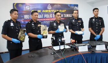Polis dari Bahagian Siasatan Jenayah Narkotik (BSJN) Tawau bersama barang bukti rampasan di sidang media hari ini/Foto PDRM Tawau