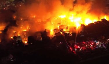 Kebakaran besar memusnahkan kawasan padat penduduk di Kemayoran, Jakarta Pusat sehingga menyebabkan ratusan penduduk hilang tempat tinggal/Foto VIORY