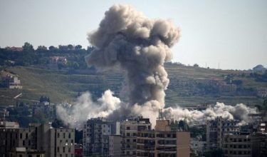 Asap tebal kelihatan di selatan Lubnan susulan serangan udara Israel berhampiran Nabatieh, Lubnan/Foto REUTERS