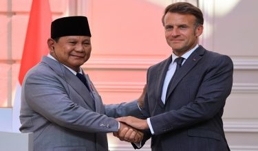 France's President Emmanuel Macron (R) shakes hands with Indonesia's President Prabowo Subianto at the end of a joint press statement at The Elysee Presidential Palace in Paris on May 28, 2026. (Photo by Ludovic MARIN / POOL / AFP)