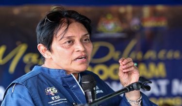 KOTA TINGGI, 2 Jun -- Menteri di Jabatan Perdana Menteri (Undang-undang dan Reformasi Institusi), Datuk Seri Azalina Othman Said berucap pada Majlis Peluncuran Program Kampung Angkat MADANI di Balai Raya Kampung Tanjung Serindit, Bandar Penawar hari ini.

--fotoBERNAMA (2026) HAK CIPTA TERPELIHARA