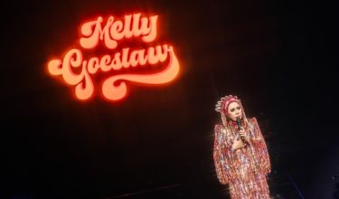 Melly Goeslaw pada konsert Ada Apa Dengan Melly…? Prom Nite