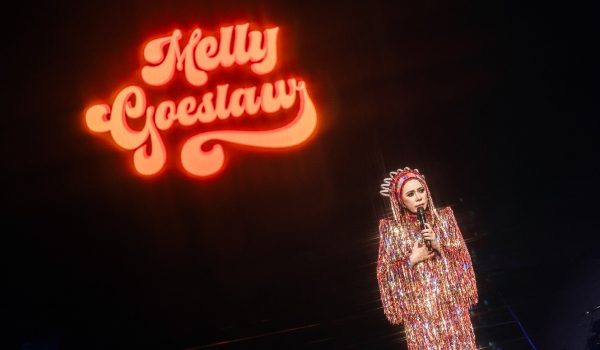 Melly Goeslaw pada konsert Ada Apa Dengan Melly…? Prom Nite
